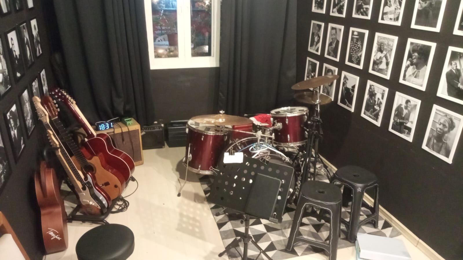 Instrumentos e equipamentos do espaço de ensino musical do Clube do Porão no Itaim Bibi